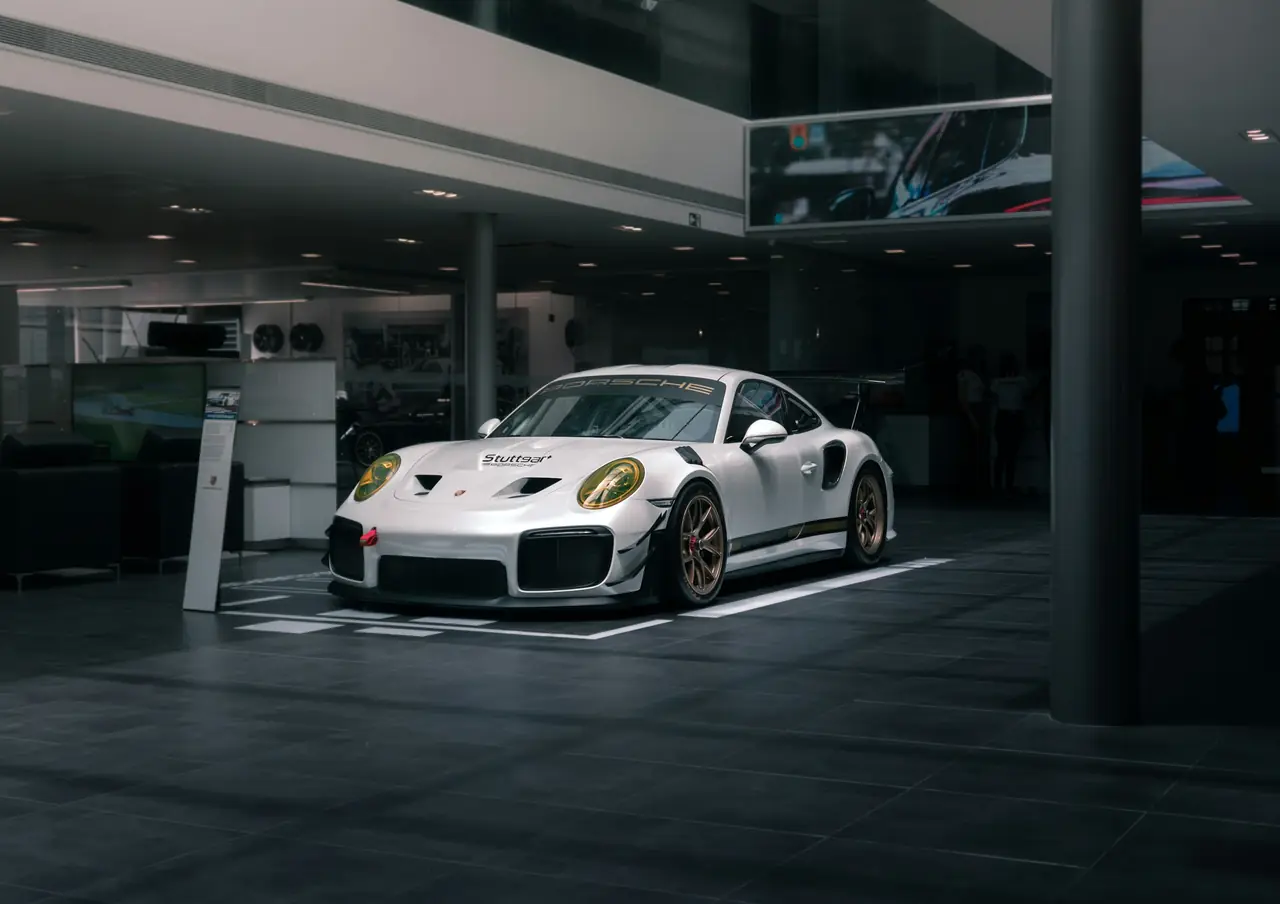 Porsche 911 GT2 RS bianca in uno showroom