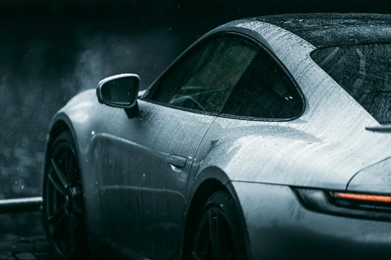 Porsche 911 argento sotto la pioggia